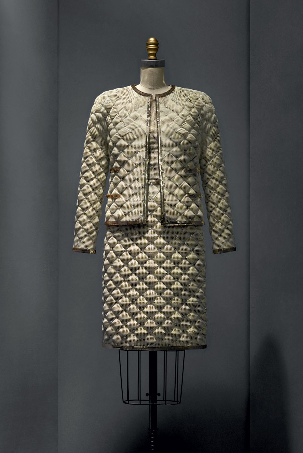 Ensemble Karl Lagerfeld pour Chanel Haute Couture Automne/Hiver 2015–16 Photographe: Nicholas Alan Cope/ Metropolitan Museum of Art 