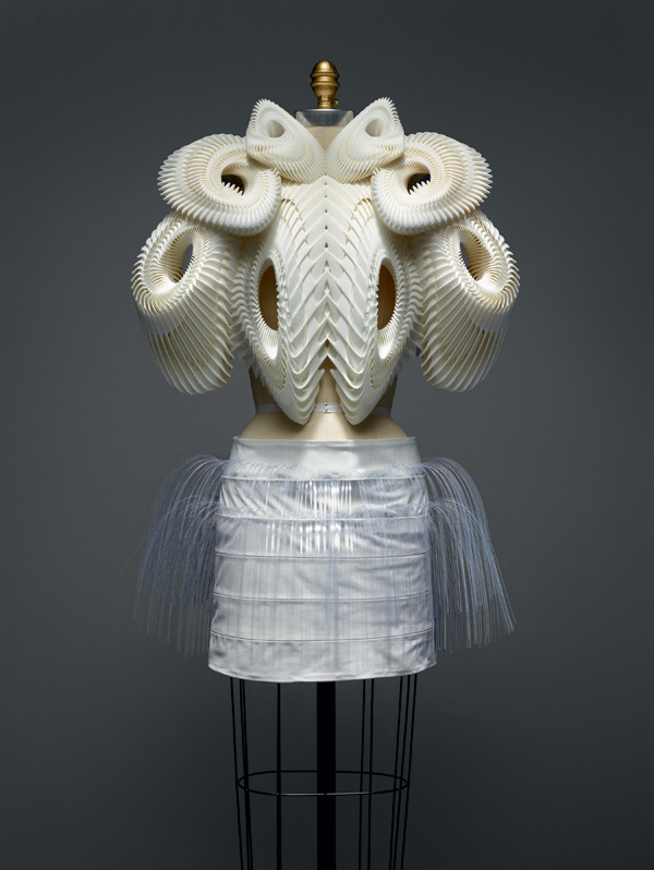 Ensembl Iris van Herpen Haute Couture Printemps/ Été 2010 Photographe: Nicholas Alan Cope/ Metropolitan Museum of Art 